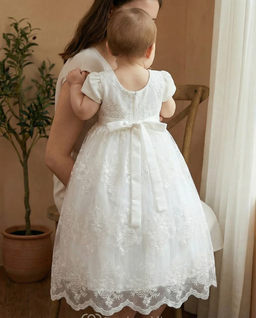 Weißes Taufkleid für Babys und Blumenmädchen, kurzärmelig, mit Spitze bestickt view 2