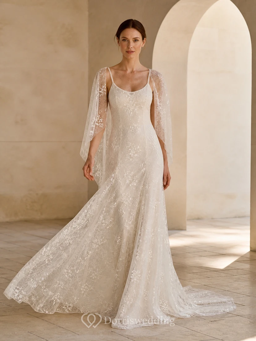 Vestido de novia de encaje ajustado con mangas tipo capa y tirantes finos para capilla