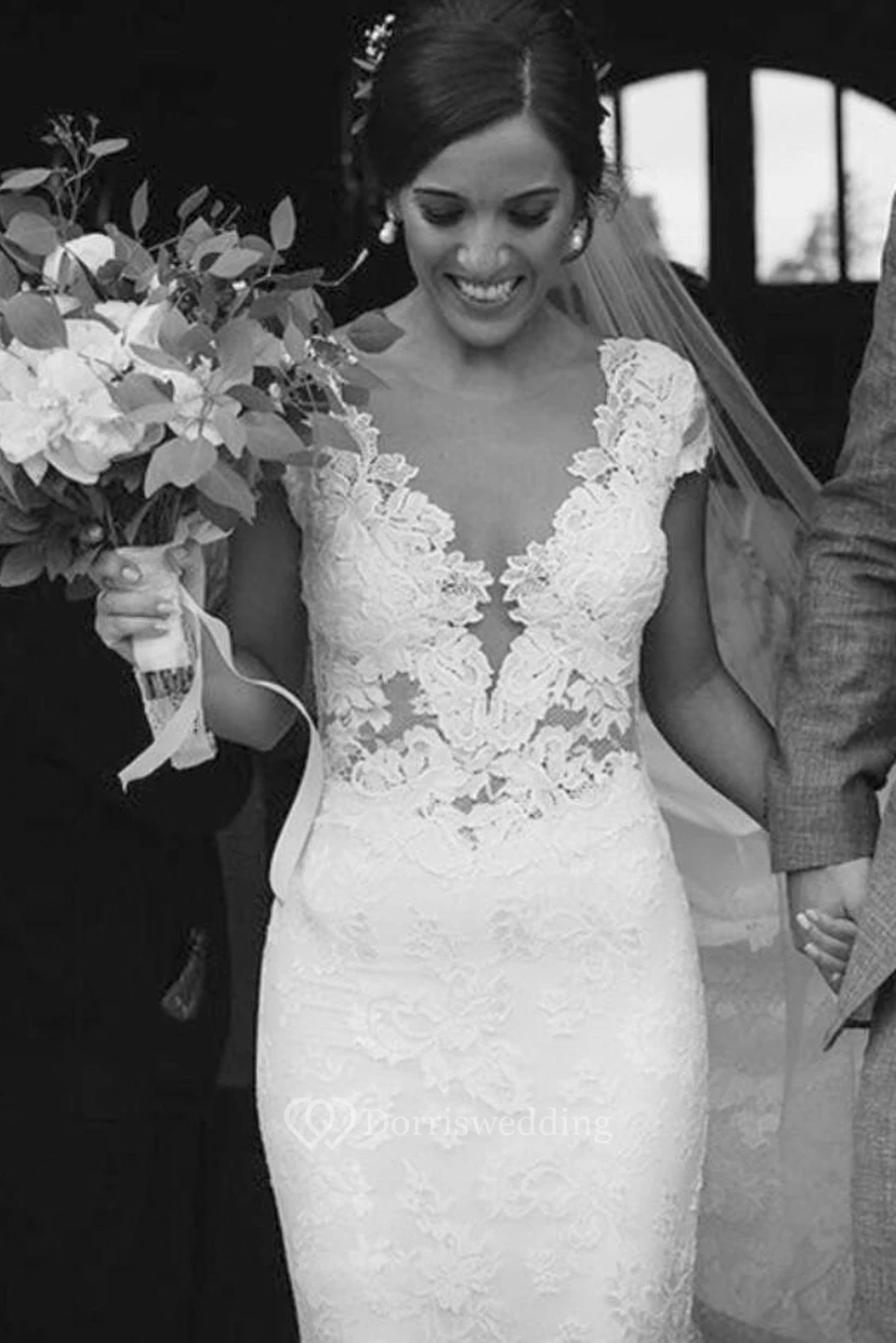Robe de mariée sirène élégante en dentelle, dos nu en tulle illusion, manches courtes et traîne courte. view 4