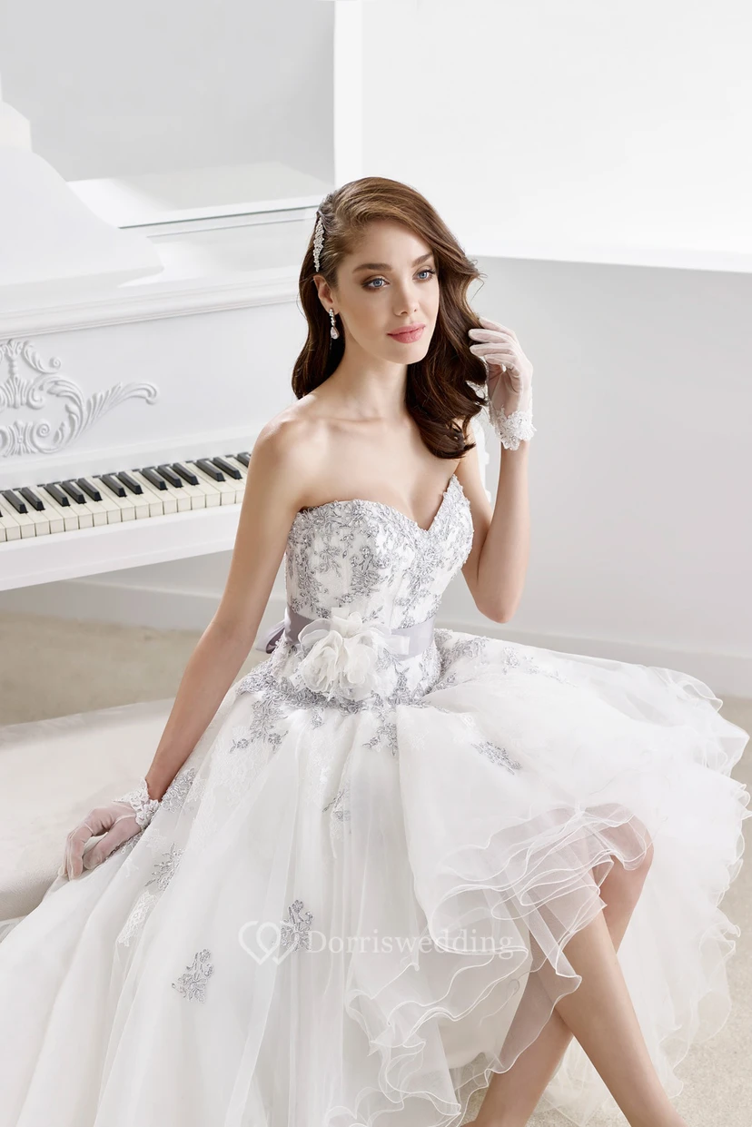 Herzförmiges, asymmetrisches Abendkleid mit Perlenbesatz, Rüschen und Blumenverzierungen view 3
