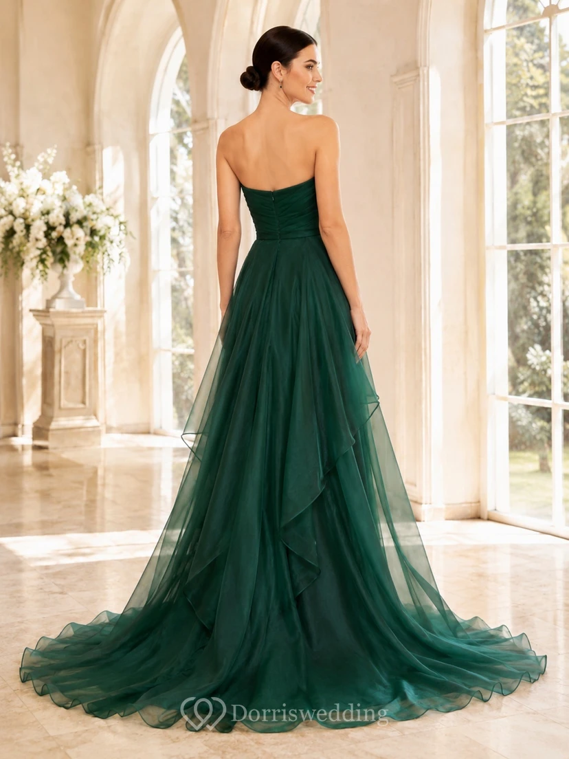 Robe de bal bustier vert foncé en tulle à volants et traîne, décolleté cœur. view 2