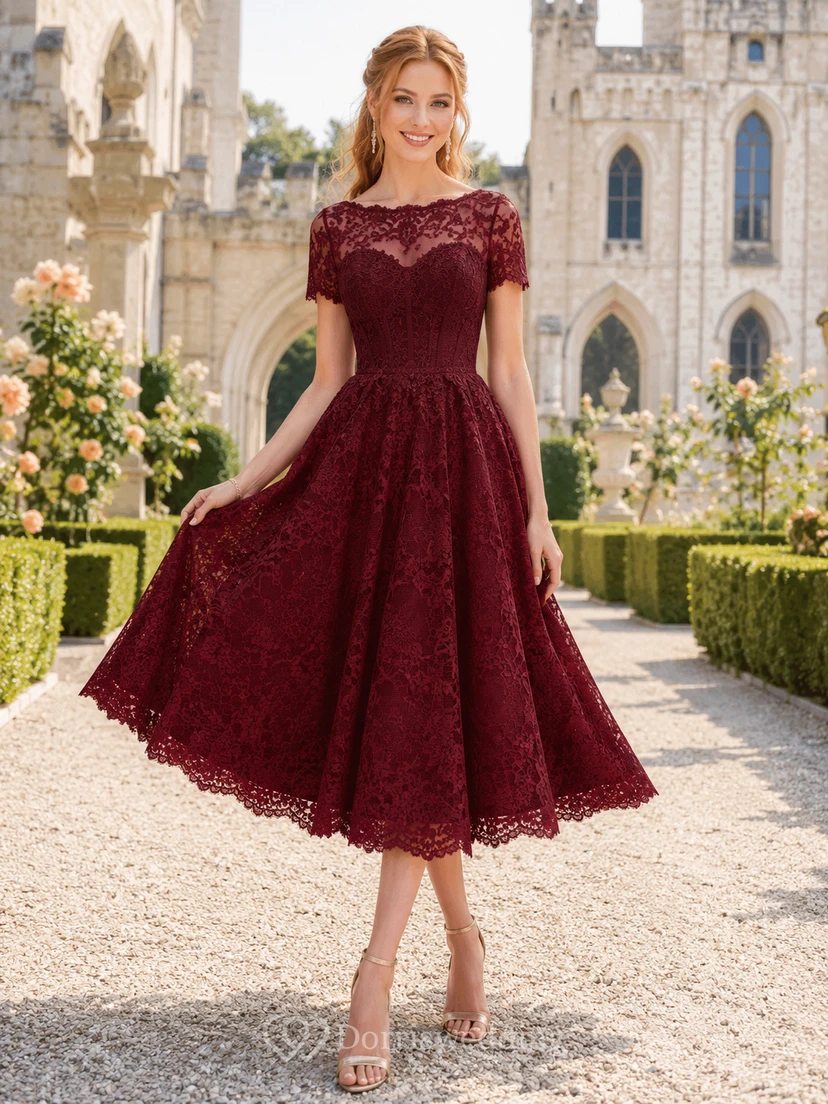 Vestido de invitada largo hasta la rodilla con mangas cortas y escote barco color burdeos y encaje.