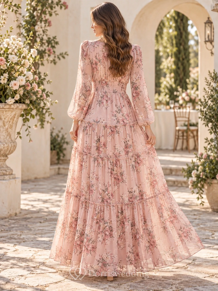 Vestido de invitada de boda de gasa rosa empolvado con mangas largas y estampado floral estilo bohemio, color rosa rubor, con volantes y diseño escalonado. view 2