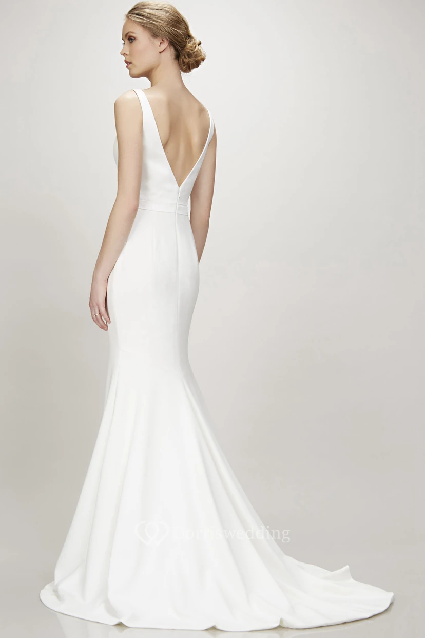 Langes, schlichtes Brautkleid mit V-Ausschnitt, Schleppe und V-Rücken view 2