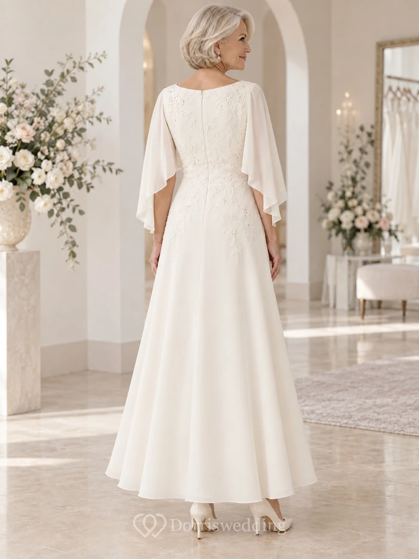 Vestido de novia de encaje con escote barco hasta los tobillos para novias mayores, con mangas de capa de gasa de media longitud. view 2