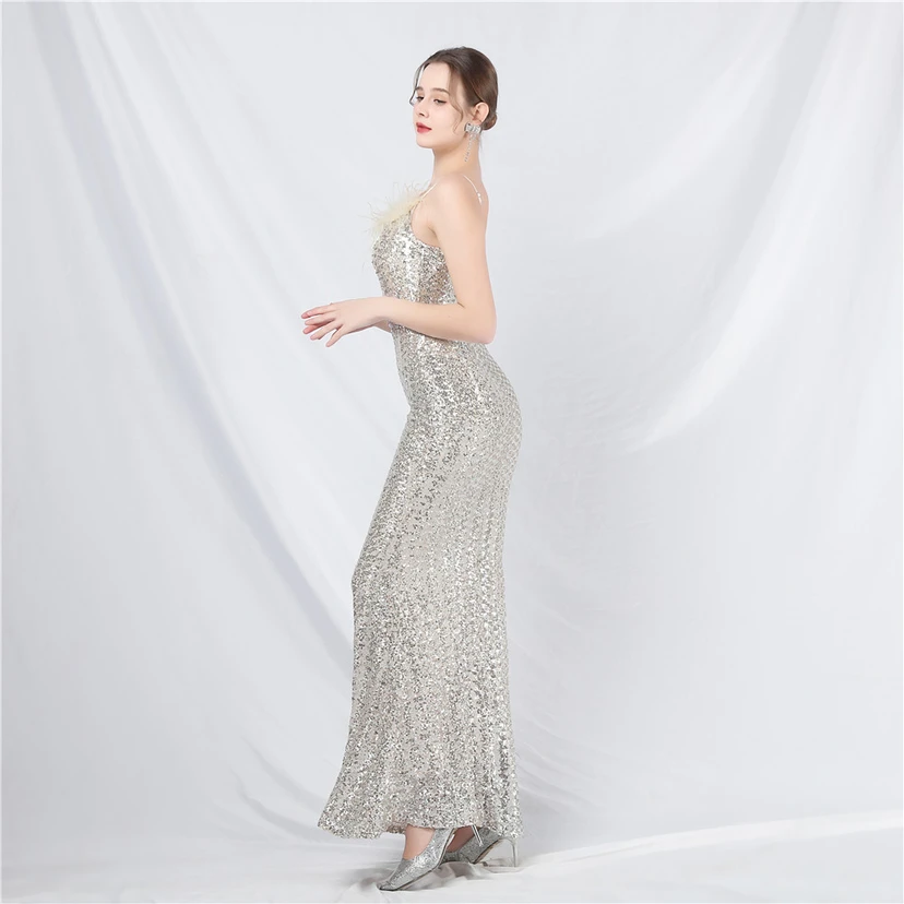 Robe de soirée de luxe ornée de plumes d'autruche et de sequins, idéale pour un banquet. view 60