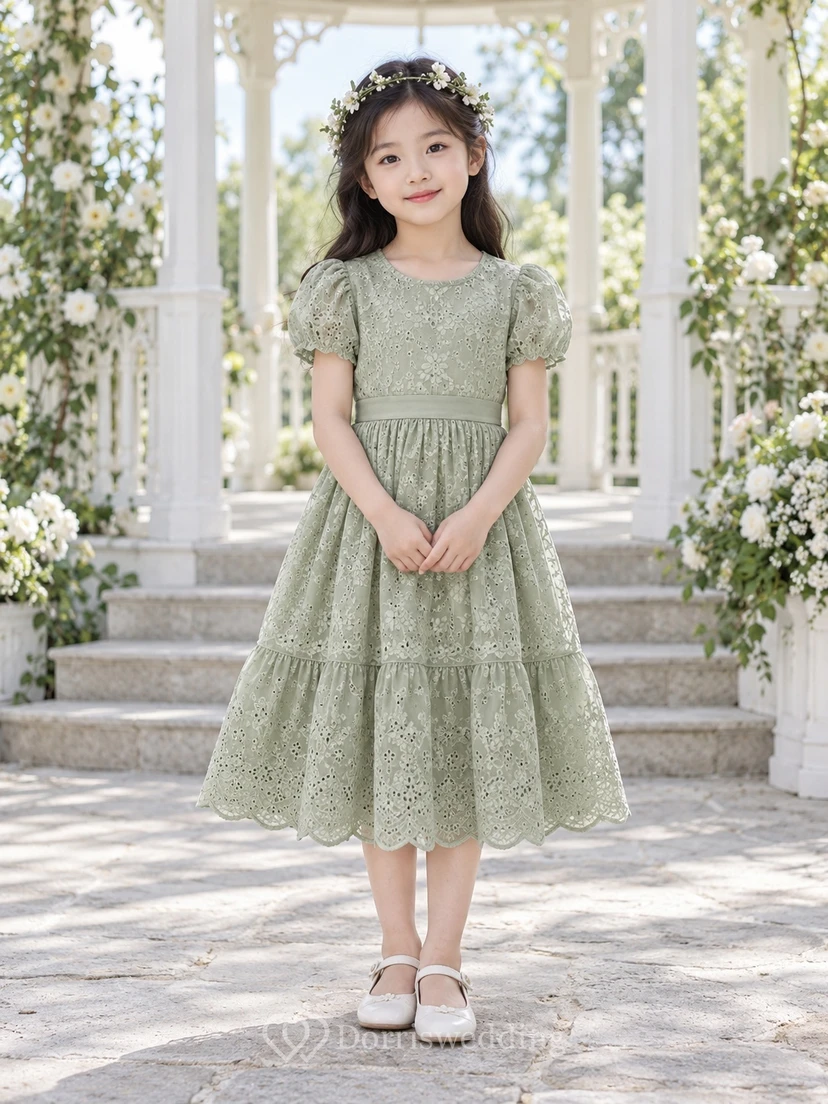 Vestido de niña de flores de corte A con encaje, mangas abullonadas y volantes, de largo hasta la rodilla, color verde salvia, estampado floral modesto.