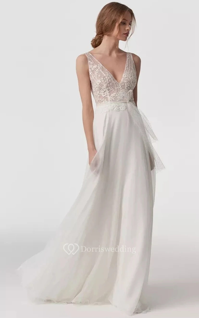 Robe de mariée simple en mousseline de soie, coupe empire fourreau, décolleté en V profond, sans manches, ornée d'un nœud et d'un haut en dentelle.