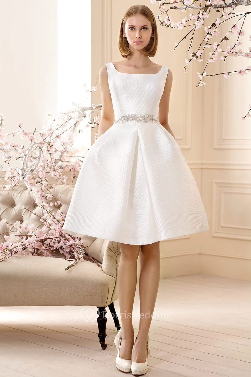 Vestido de novia corto de satén con escote cuadrado, sin mangas, con pedrería y corte en A