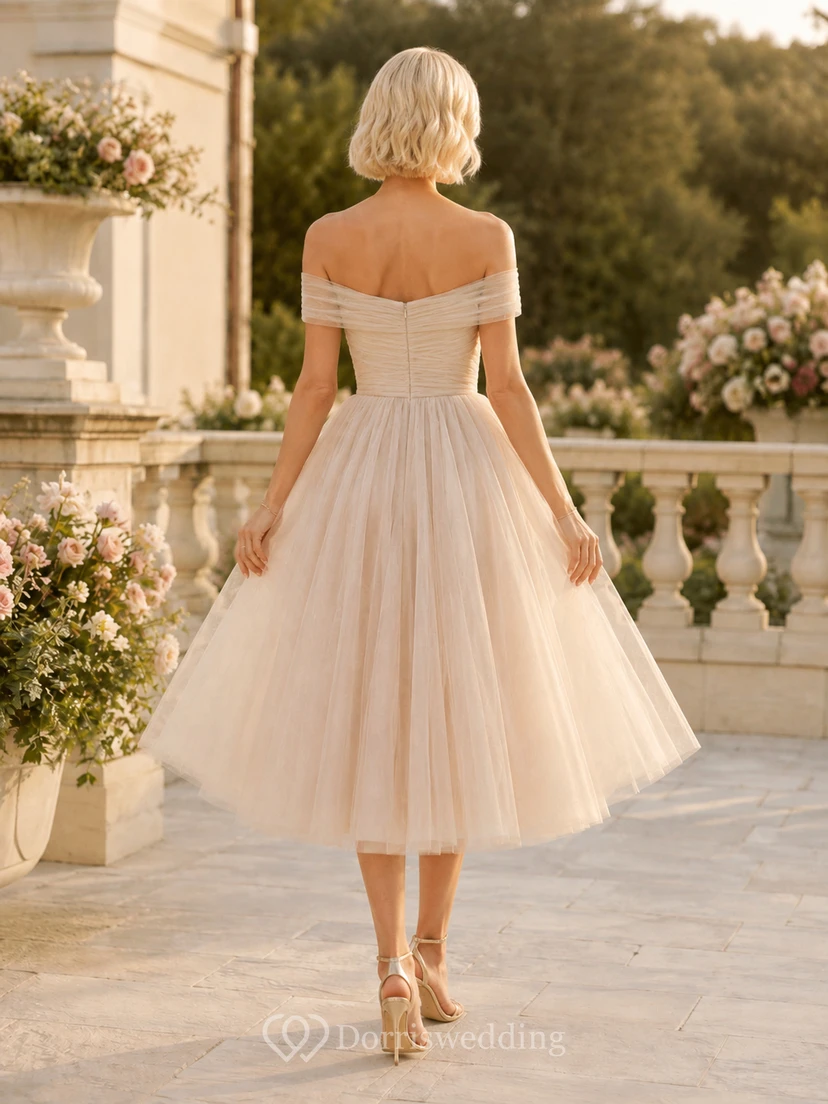 Vestido de invitada de boda romántico de tul color marfil con hombros descubiertos y mangas cortas, corte en A y largo hasta la rodilla. view 2