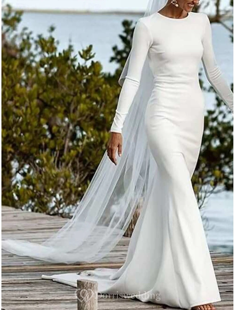 Robe de mariée fourreau minimaliste à manches longues view 3