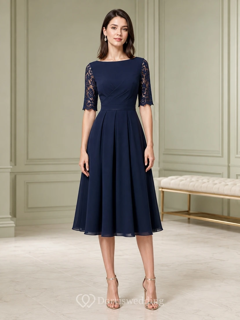 Vestido vintage azul marino de encaje con cuello joya, manga tres cuartos, corte en A y largo hasta la rodilla.
