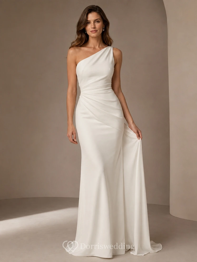 Vestido de novia sencillo de un solo hombro, con cintura drapeada y corte recto hasta el suelo.