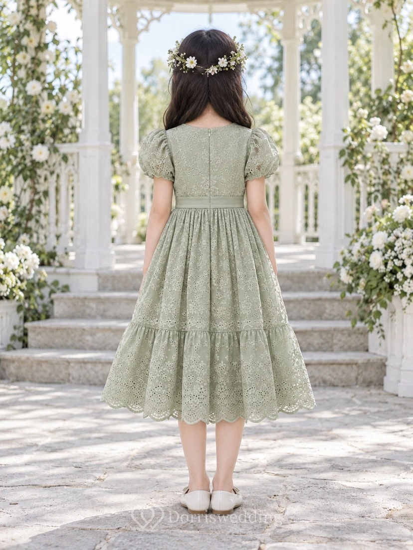 Vestido de niña de flores de corte A con encaje, mangas abullonadas y volantes, de largo hasta la rodilla, color verde salvia, estampado floral modesto. view 2