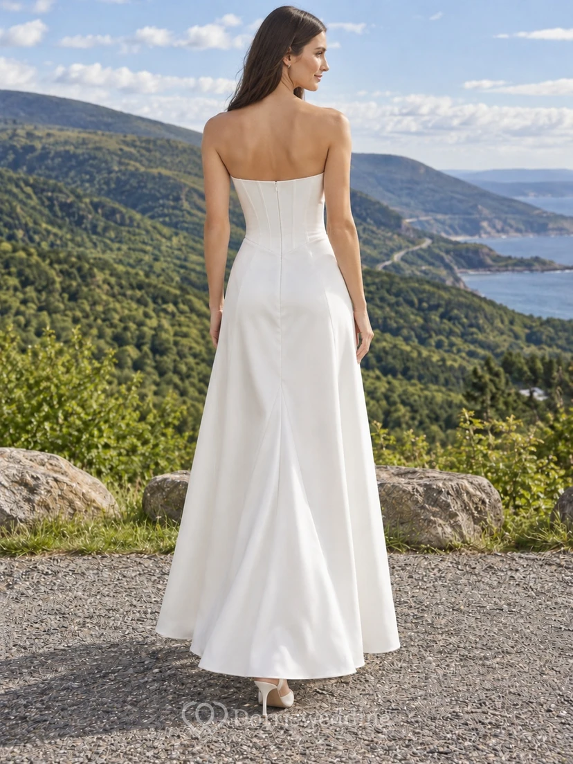 Schlichtes, trägerloses Brautkleid aus Satin mit abgesetztem Oberteil und drapiertem, knöchellangem Etuirock view 2