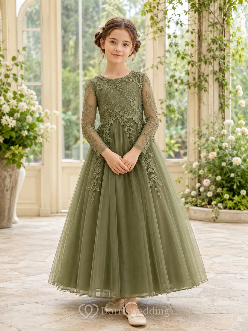 Robe de demoiselle d'honneur en tulle et dentelle vert olive, coupe trapèze, manches longues illusion, appliques florales et jupe longue.