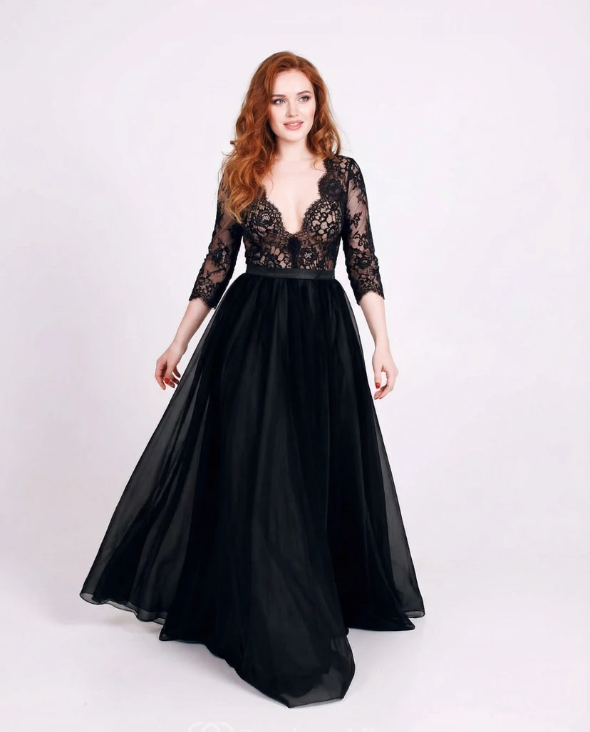 Robe noire à manches 3/4 et col en V ornée d'appliqués de dentelle