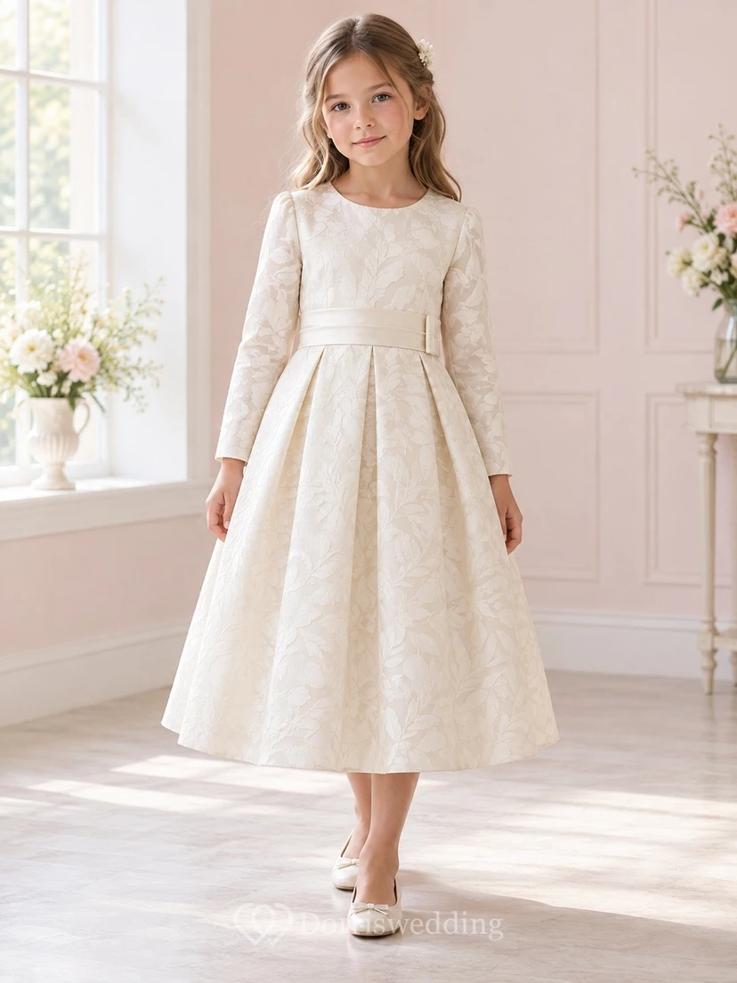 Robe de demoiselle d'honneur plissée crème à manches longues, longueur thé, jacquard à feuilles, ceinture à patte, style modeste.