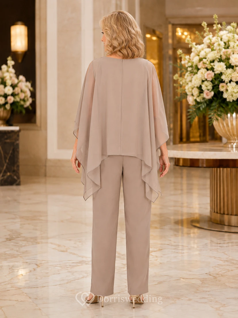 Schlichter, mehrlagiger Chiffon-Hosenanzug in Taupe für die Mutter der Braut mit verziertem Rundhalsausschnitt, halblangen, drapierten Überwürfen und gerader Hose. view 2