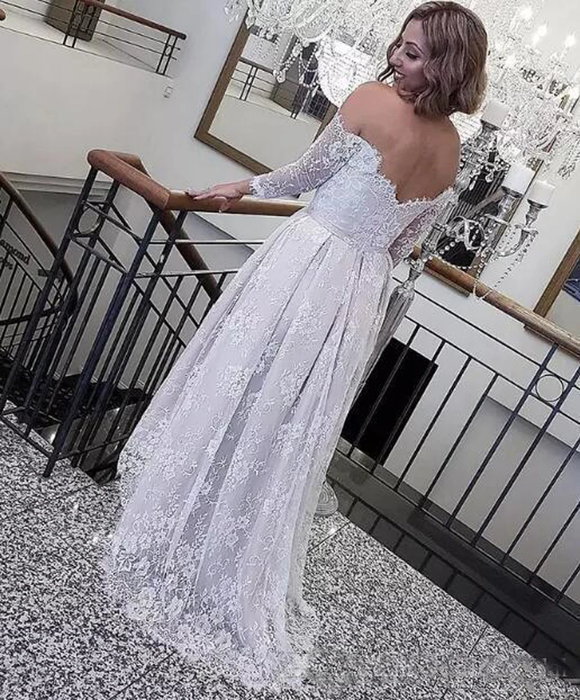 Robe de mariée bohème d'été en dentelle rétro asymétrique à épaules dénudées et manches longues, style plage.