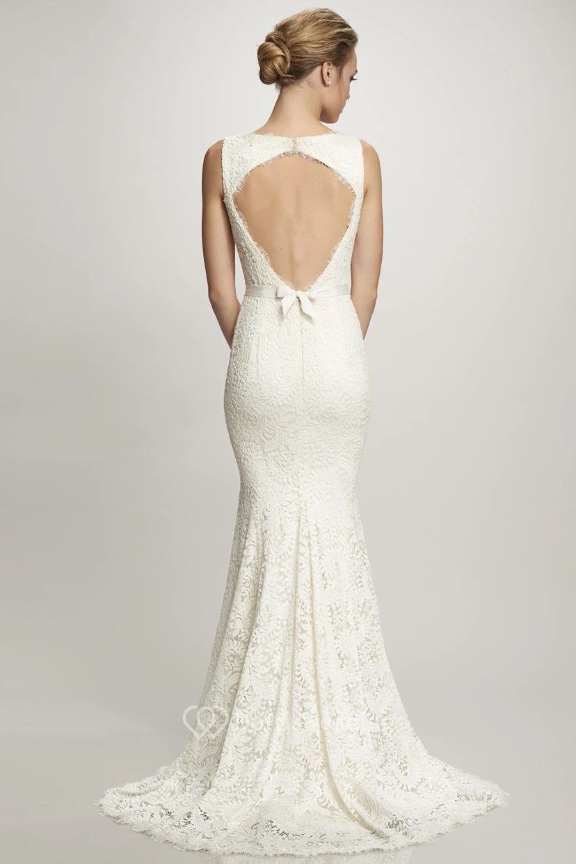 Vestido de novia de encaje sin mangas con escote en V, lazo y abertura en forma de ojo de cerradura. view 2