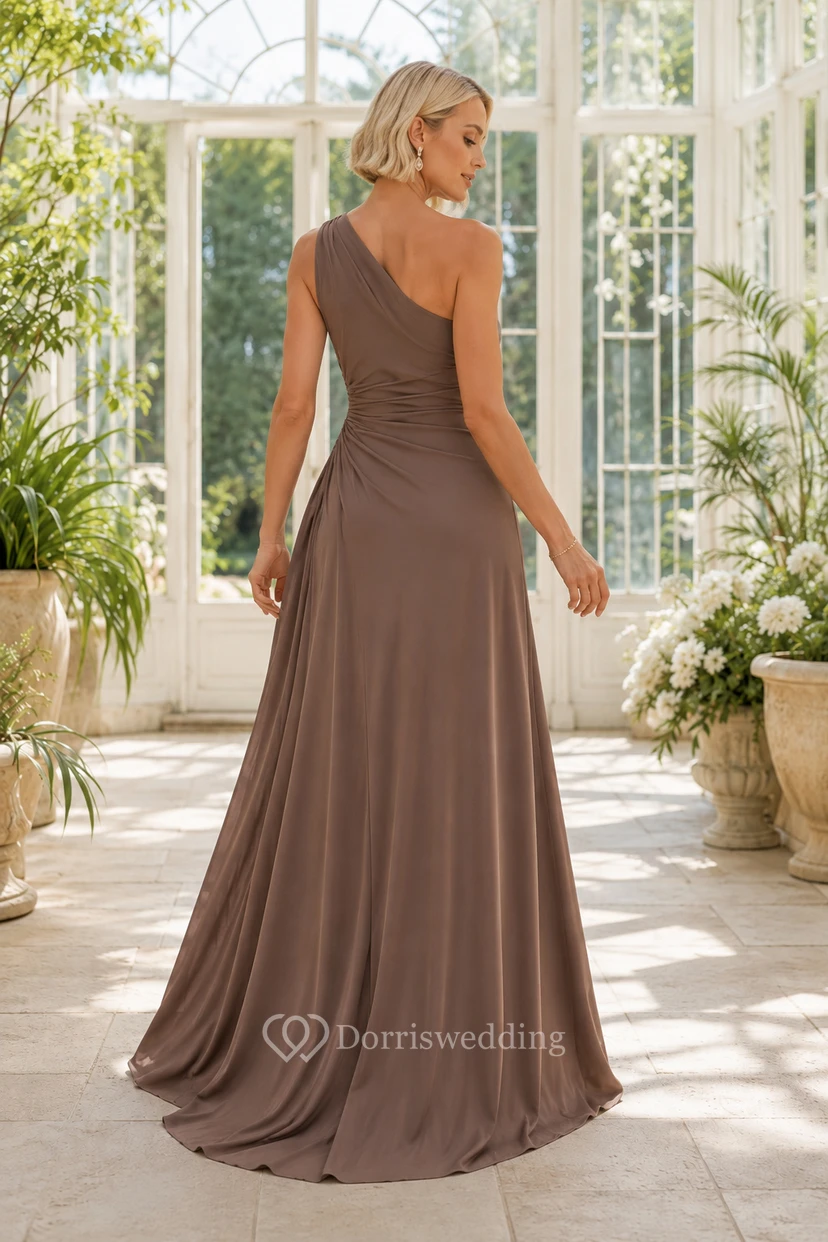 Robe de demoiselle d'honneur taupe asymétrique en mousseline de soie, coupe trapèze et fente latérale. view 2