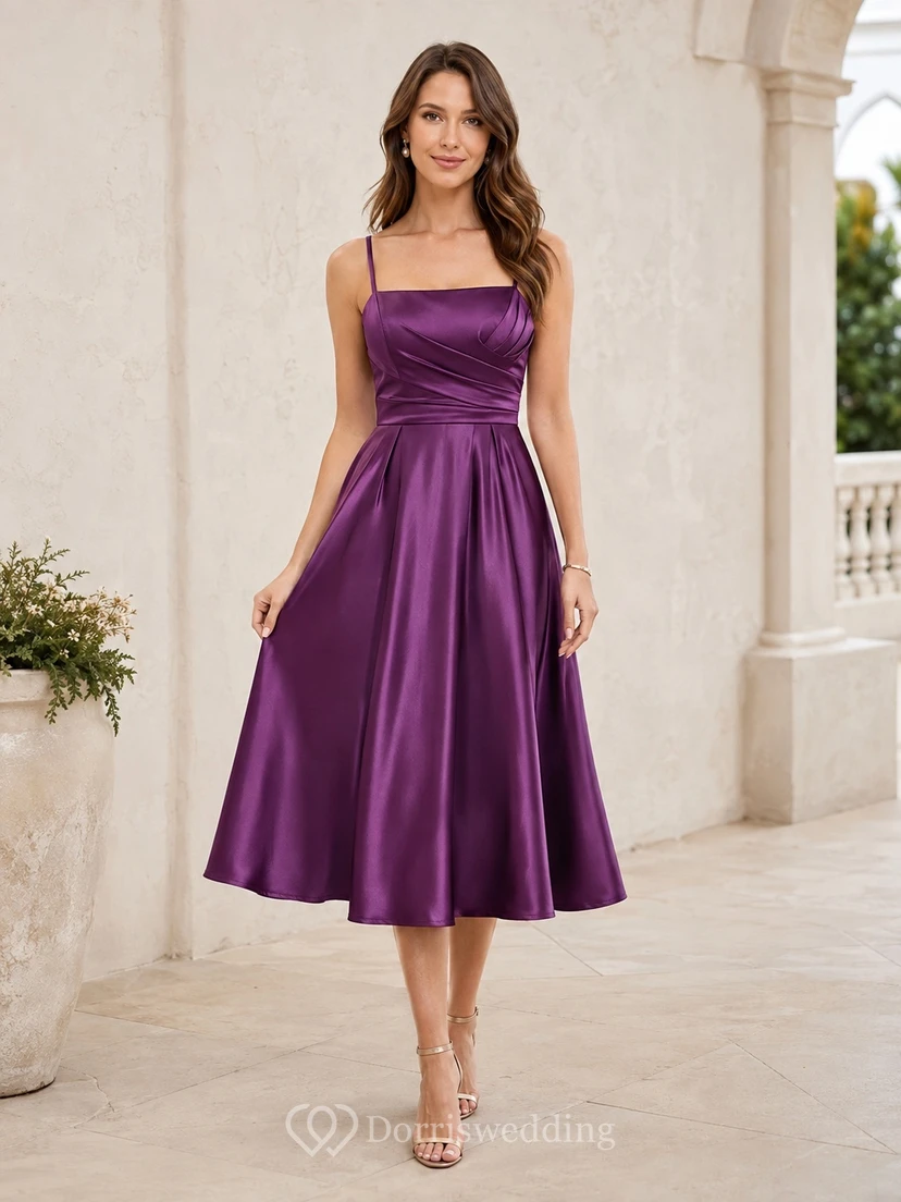 Vestido de cóctel vintage color ciruela con tirantes finos, escote cuadrado, corte en A y largo hasta la rodilla