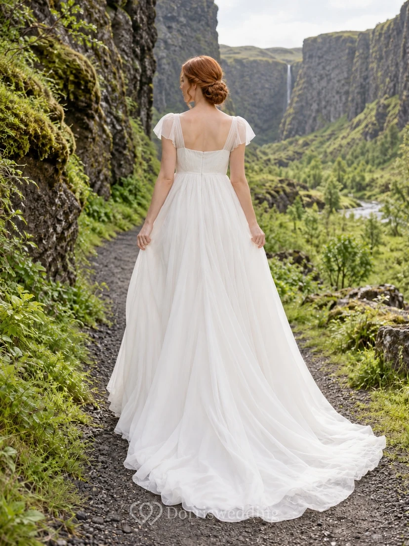 Vestido de novia de organza con escote cuadrado estilo imperio, mangas cortas con volantes y cola de corte. view 2