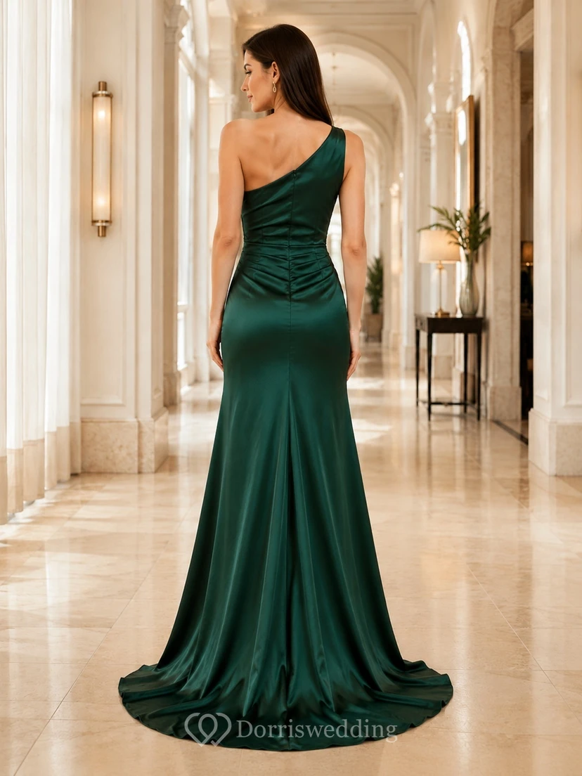 Robe de soirée sirène en satin vert foncé à une épaule froncée et traîne balayée view 2