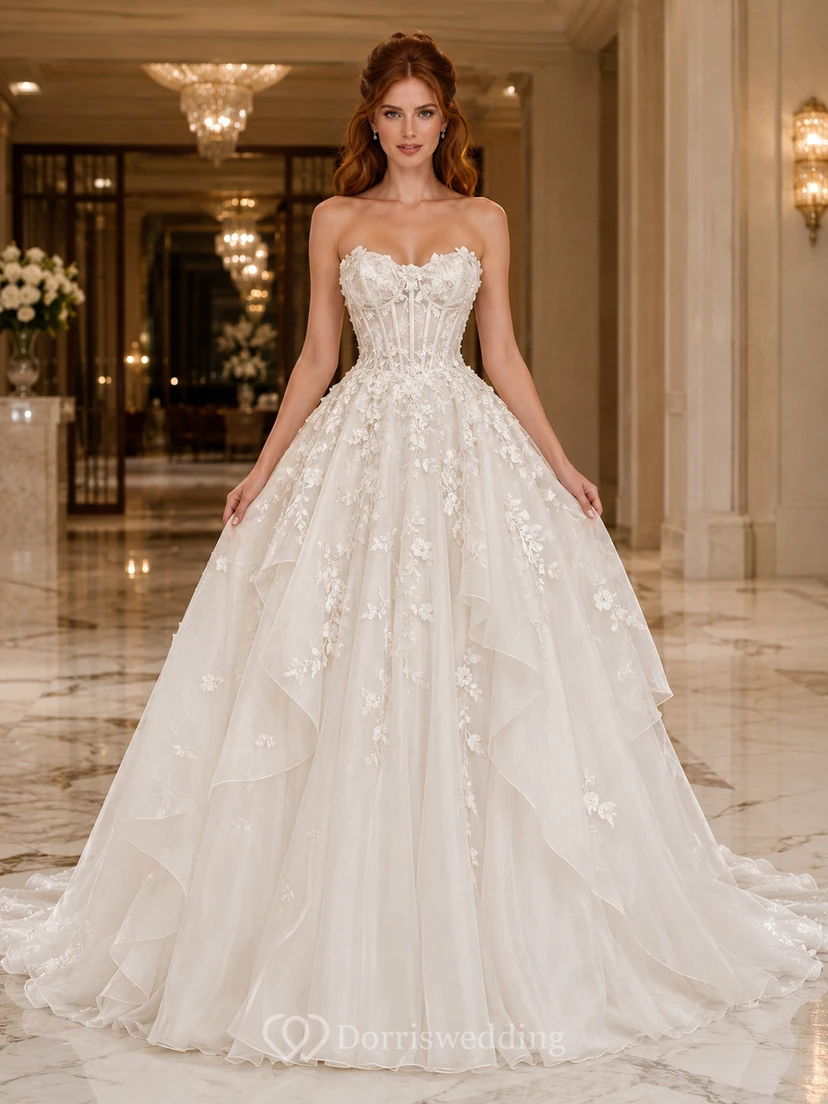 Trägerloses, herzförmiges Brautkleid mit floraler Spitze, Knopfleiste am Rücken und Stufenrock, Kapellenschleppe