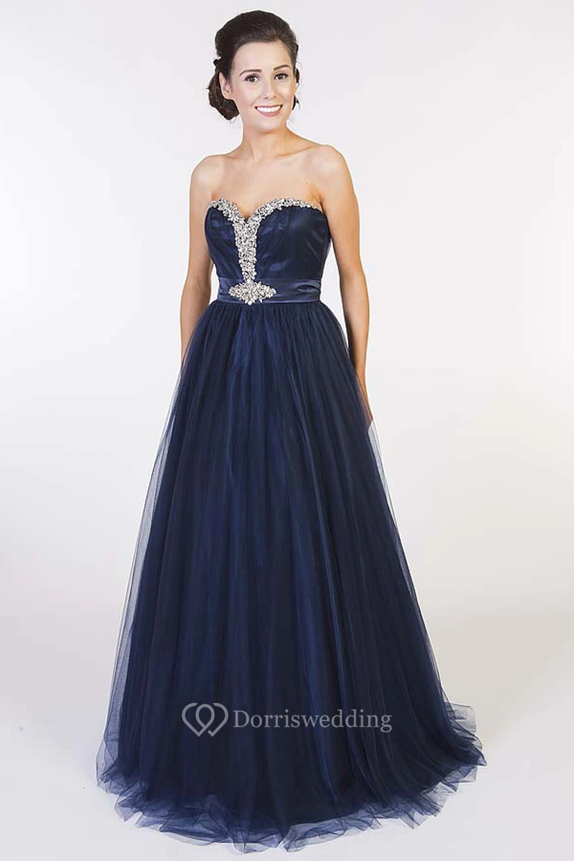 Robe de bal trapèze sans manches en tulle à décolleté cœur et perles, dos corset