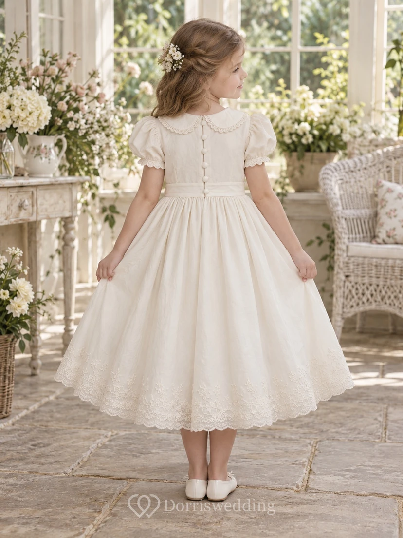 Vestido de niña de flores vintage de corte A con encaje floral color marfil, mangas abullonadas y cuello Peter Pan, hasta la rodilla. view 2