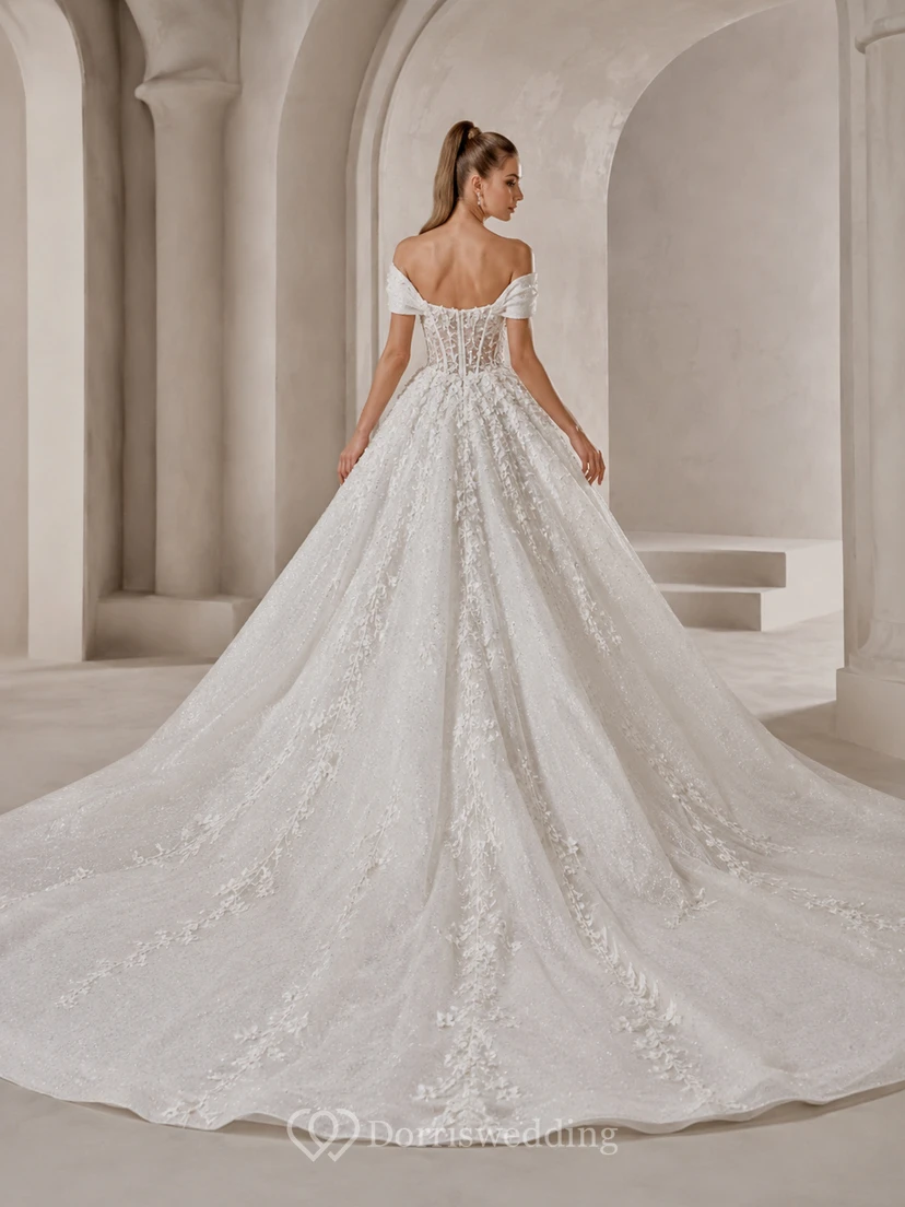 Robe de mariée de bal en dentelle florale à épaules dénudées et décolleté cœur, traîne chapelle view 2