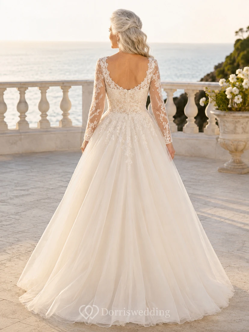 Robe de bal de princesse pour mariée mature, en tulle, col carré, manches longues en dentelle. view 2