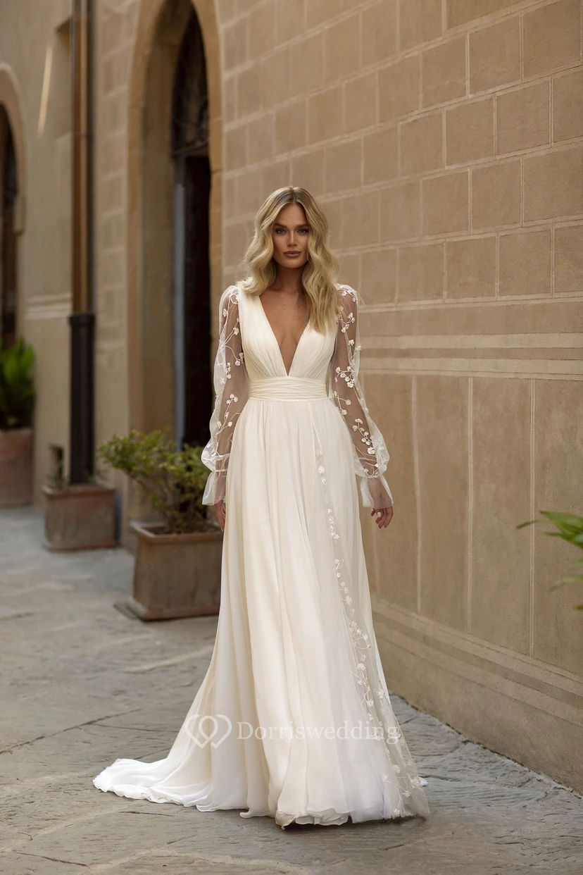 Robe de mariée vaporeuse en mousseline, manches brodées transparentes et fente haute. view 4