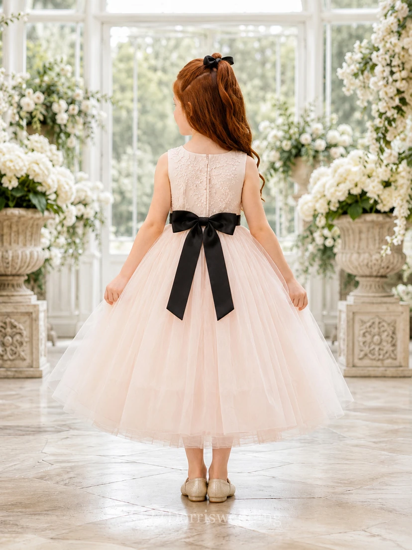 Robe de demoiselle d'honneur de style A-line, coupe noire, corsage en dentelle sans manches, jupe en tulle à volants, ceinture en satin, style romantique et formel view 2