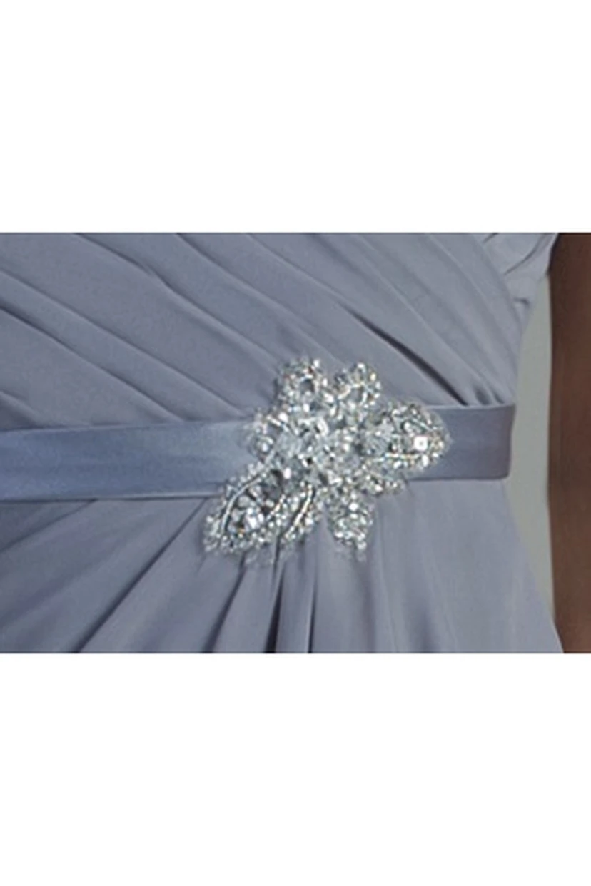 Ärmelloses, langes Chiffonkleid mit V-Ausschnitt, seitlicher Drapierung und Kristall-Satinschärpe – ideal für die Mutter der Braut. view 2