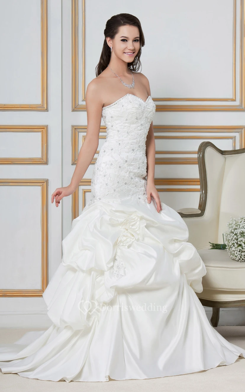 Elegantes, herzförmiges, appliziertes Kleid mit Raffung, Schmucksteinen und Korsettrücken view 3