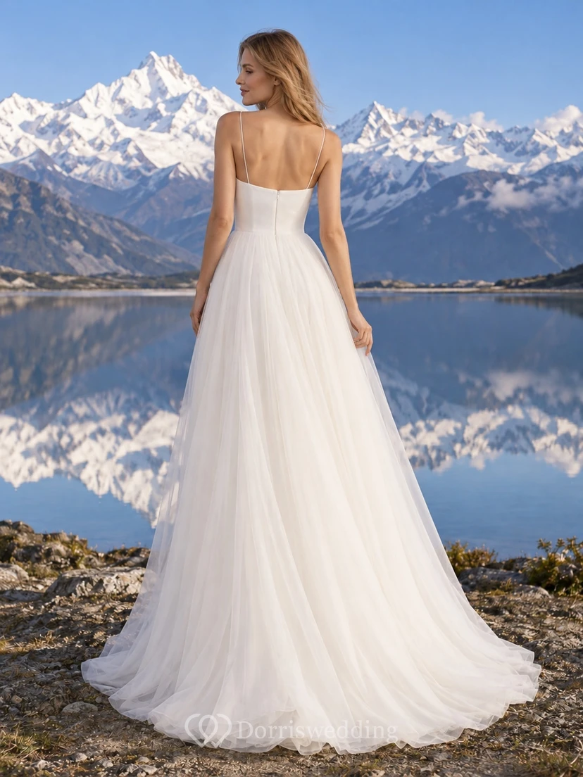 Vestido de novia sencillo de tul con tirantes finos, escote cuadrado y corte en A, con cola. view 2