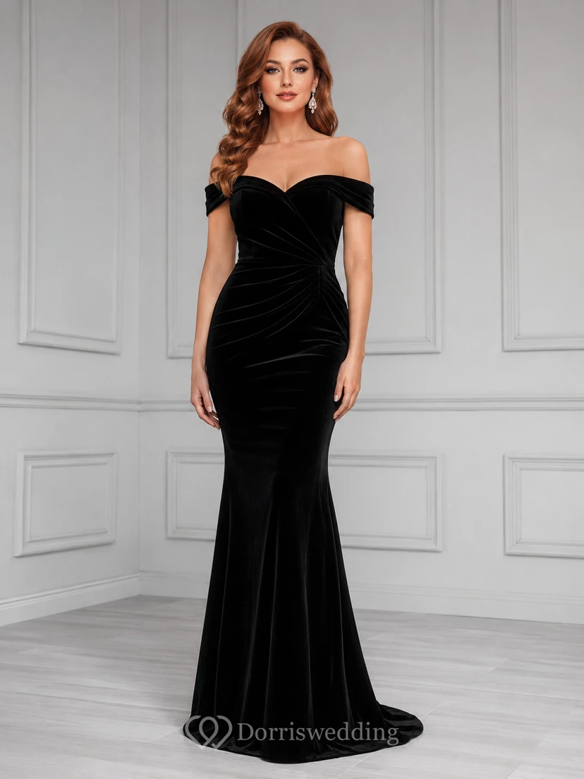 Schwarzes, schulterfreies, figurbetontes Meerjungfrauen-Abendkleid aus Samt mit Schleppe