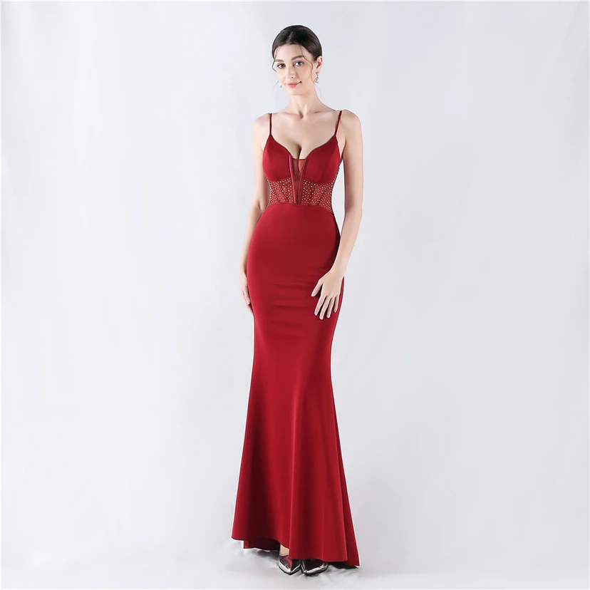 Gilet gainant en maille à motif diamant, robe de soirée sirène à bretelles fines et décolleté en V view 11