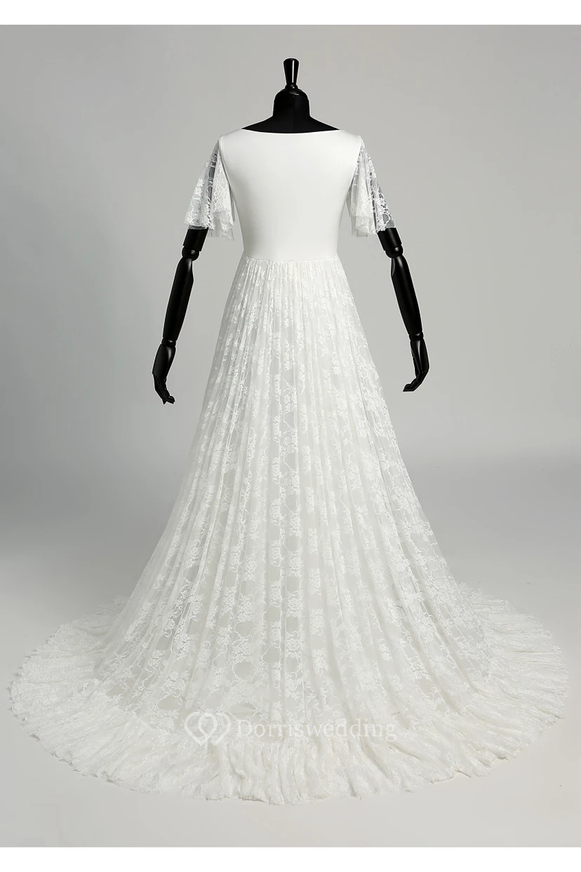Robe de mariée en satin et dentelle, coupe trapèze, décolleté en V, manches courtes illusion, traîne courte. view 2