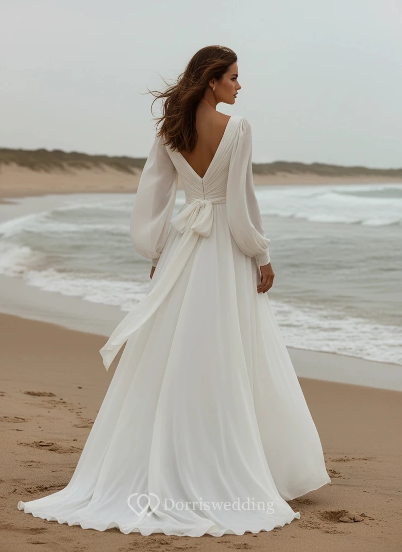 Robe de mariée en mousseline à manches longues et décolleté en V profond view 2