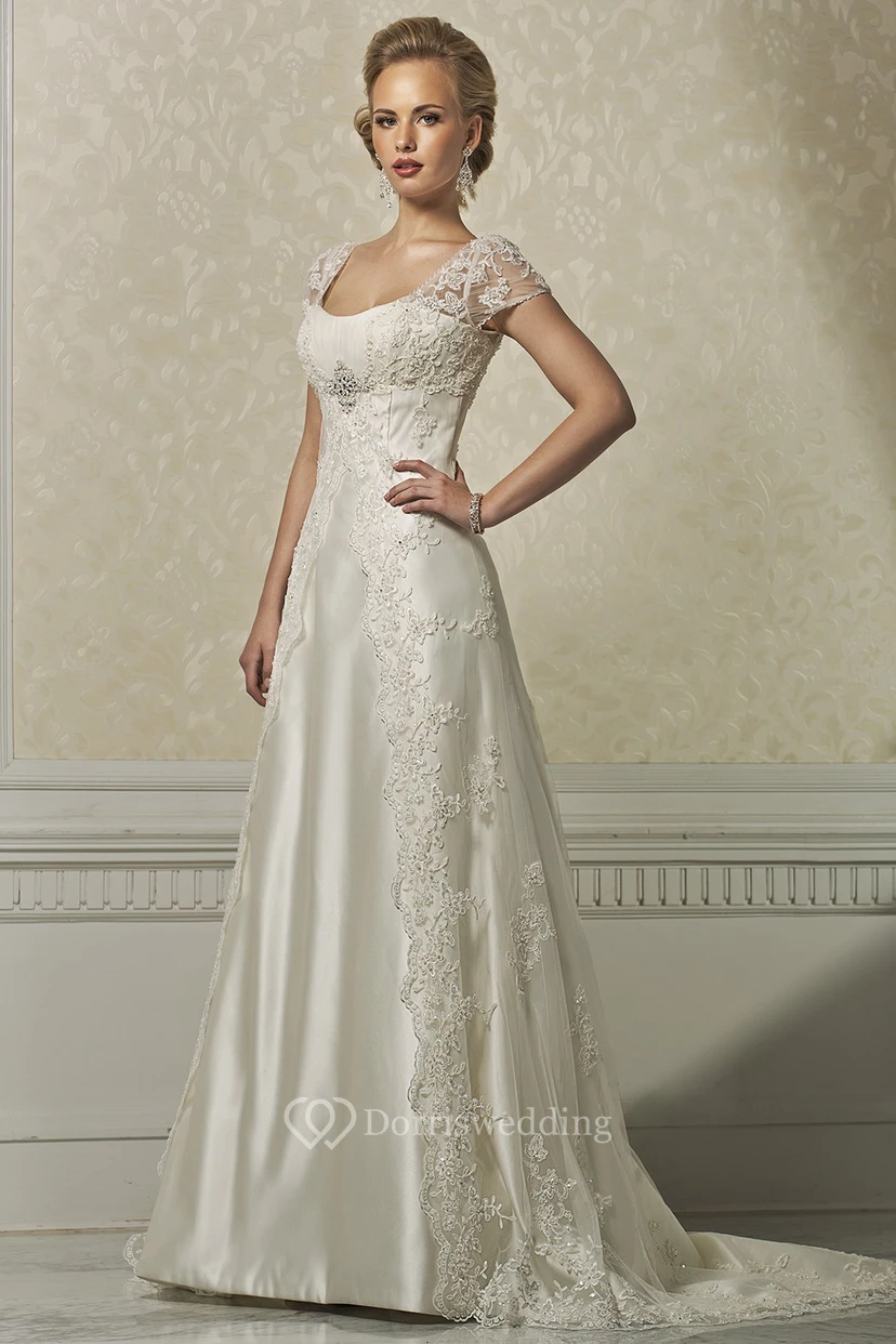 Vestido de novia de satén y encaje con escote cuadrado, mangas cortas y apliques.