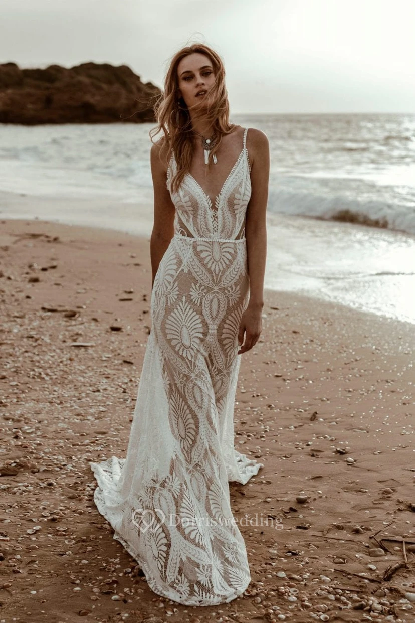 Robe de mariée fourreau bohème simple en dentelle, dos nu plongeant, style plage view 2