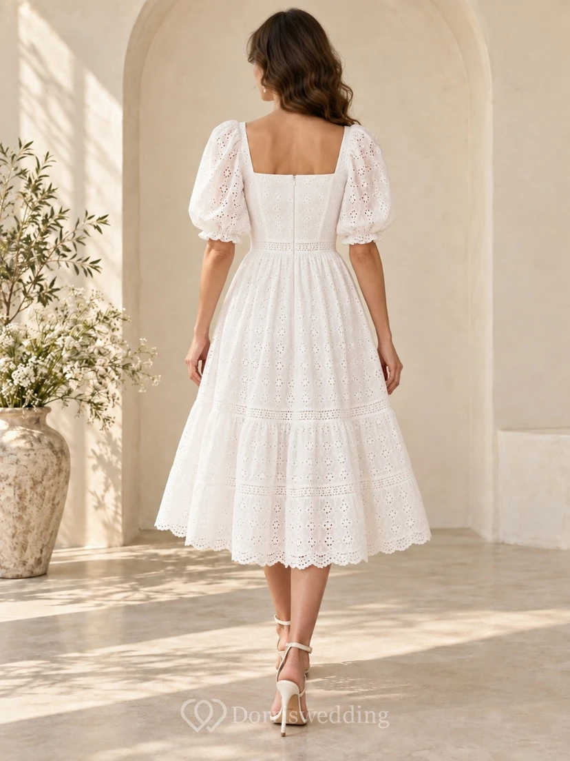 Vestido de novia romántico de corte A, largo hasta la rodilla, escote cuadrado, mangas abullonadas, volantes con ojales y detalles festoneados. view 2