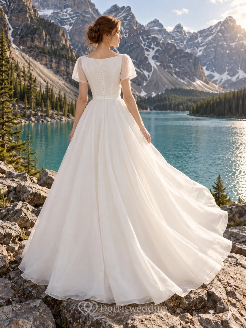 Sencillo vestido de novia de organza con escote barco, manga corta, falda amplia en línea A y espalda abotonada. view 2