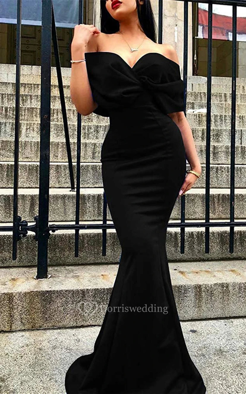 Vestido formal sencillo de satén con escote en V, hombros descubiertos y corte sirena con tiras cruzadas. view 4