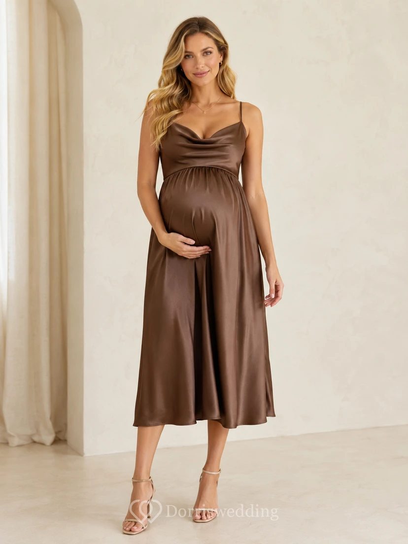 Robe nuisette de maternité chocolat, col bénitier, fines bretelles, satin, longueur thé, style nuisette, en satin, couleur chocolat, robe de cocktail nuisette mi-longue à bretelles spaghetti et col bénitier.