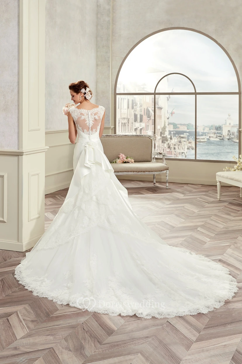 Brautkleid aus Satin mit Rundhalsausschnitt, kurzen Ärmeln, abnehmbarer Schleppe und Rückenschleife view 2